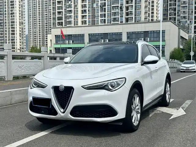 2017 Stelvio 2.0T 200HP Luxury Edition