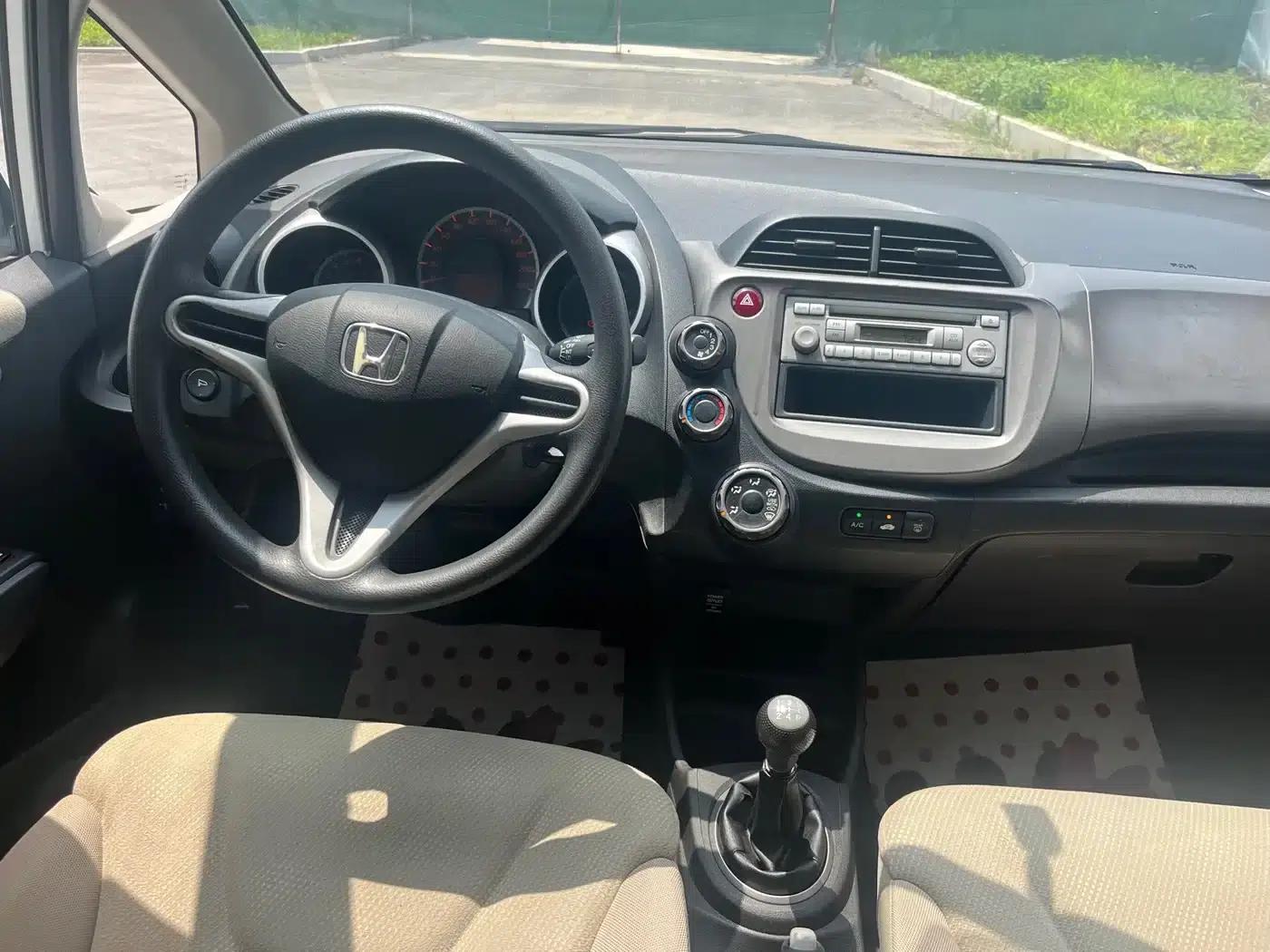 Honda Fit 2011 1.3L Manual Comfort Edition — миниатюра 8