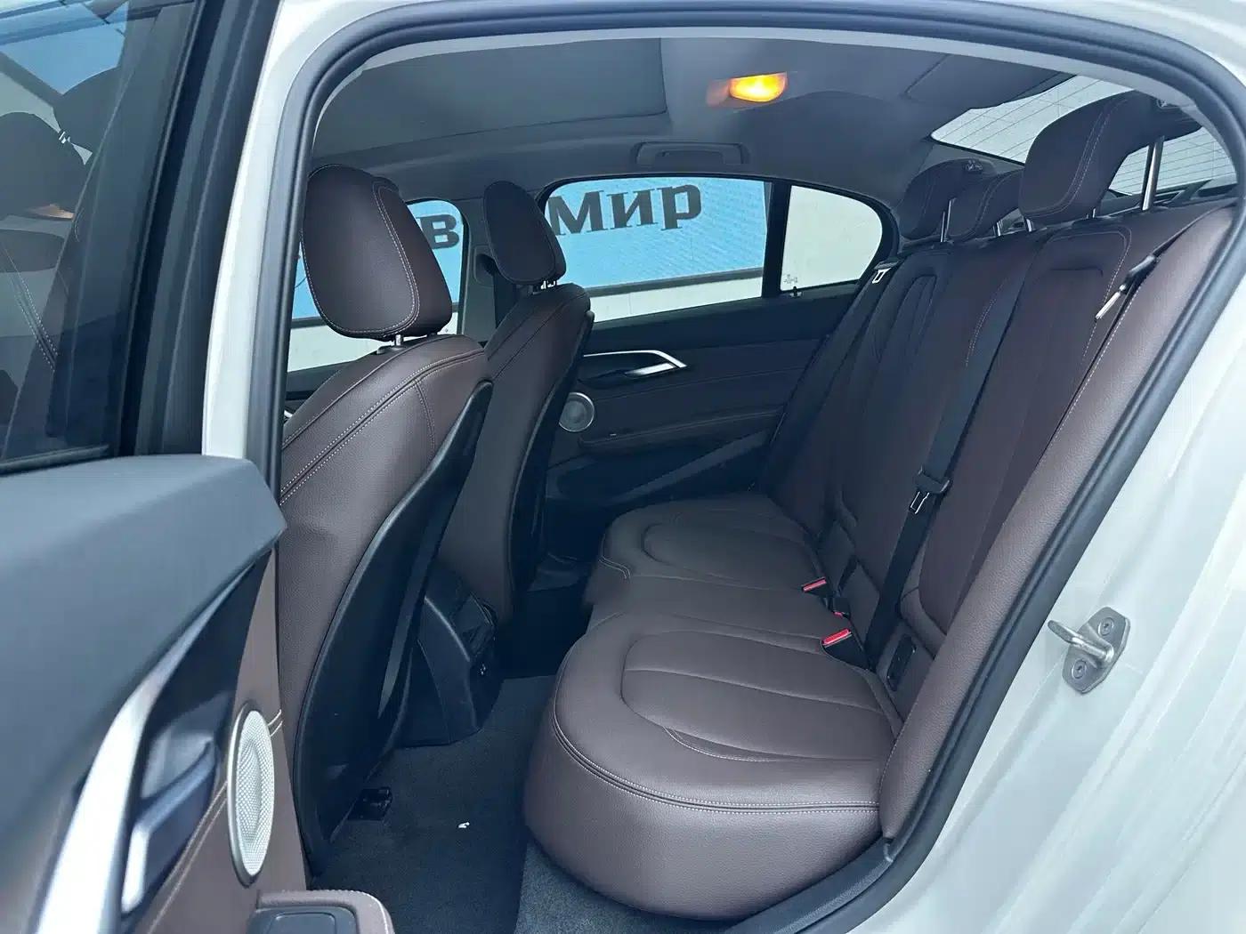 2022 BMW 1 Series 120i M Sport Shadow Edition — миниатюра 5