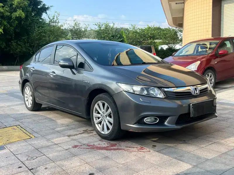 Civic 2013 10th Anniversary Edition 1.8L Automatic Luxury Edition — миниатюра 3