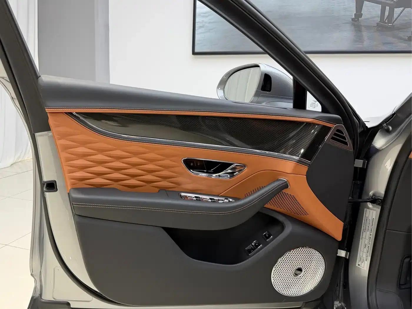 2023 Mercedes-Benz Flying Spur 4.0T V8 Elegance Edition — миниатюра 11