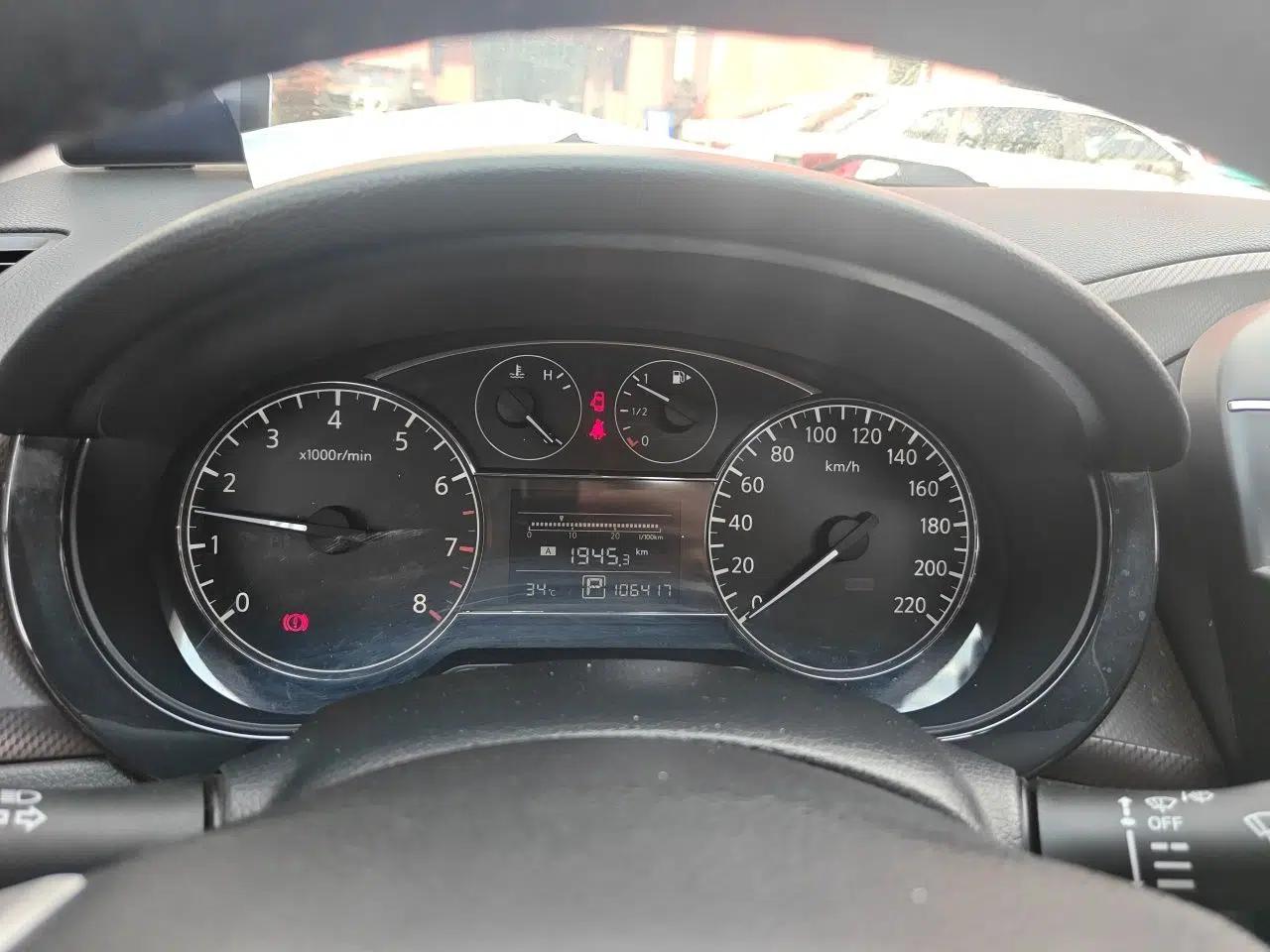 Nissan Tiida 2013 1.6L CVT Cool Cafe Edition — миниатюра 11
