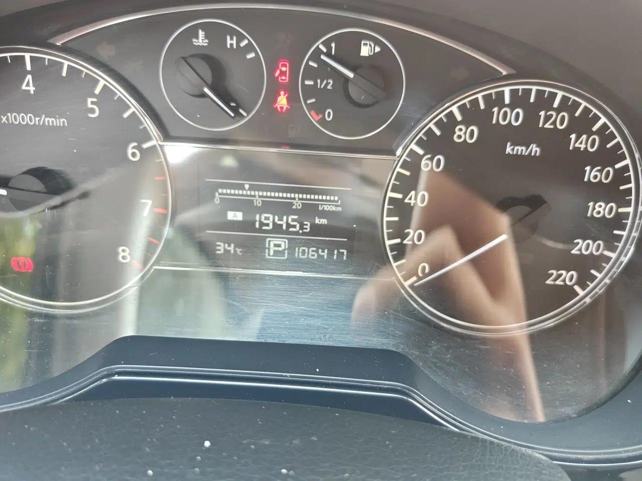Nissan Tiida 2013 1.6L CVT Cool Cafe Edition — миниатюра 12
