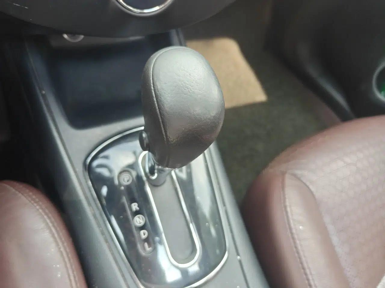 Nissan Tiida 2013 1.6L CVT Cool Cafe Edition — миниатюра 14