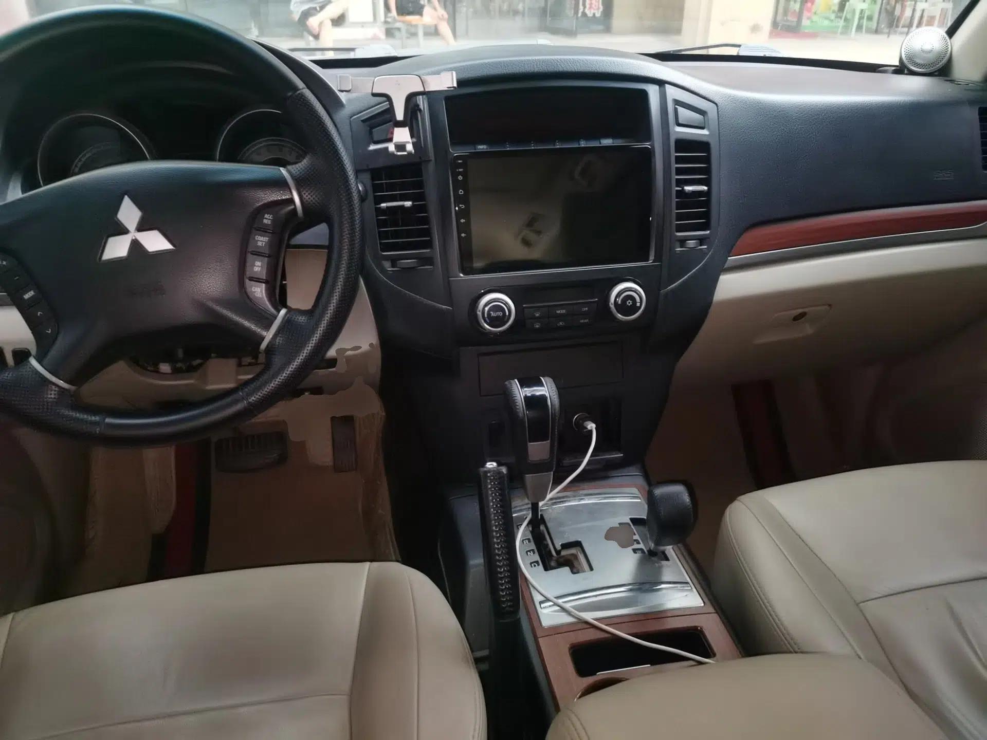 Mitsubishi Pajero 2010 3.0L Automatic Elite Edition — миниатюра 9