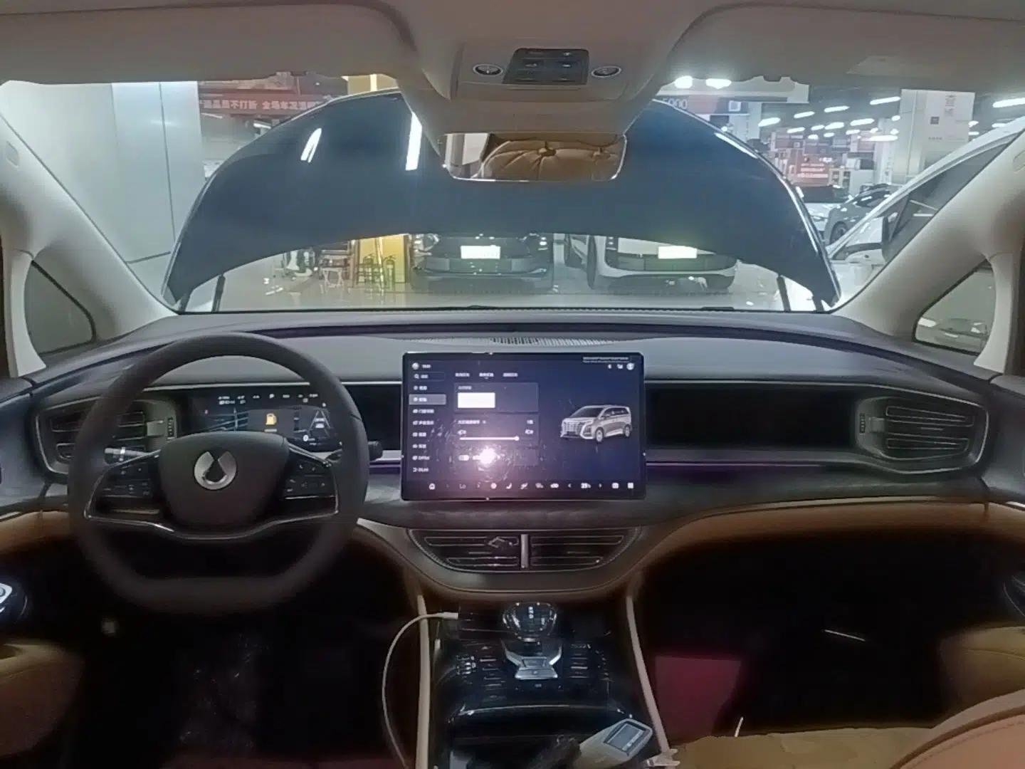 Denza D9 2024 DM-i 980 Four-Wheel Drive Prestige Model — миниатюра 12