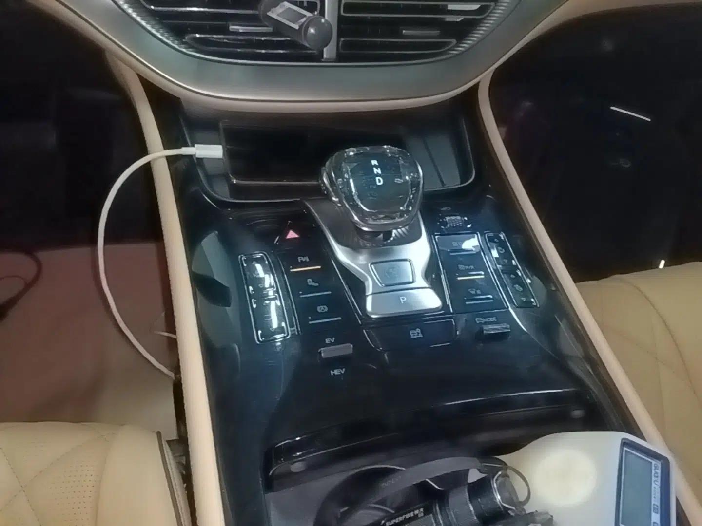 Denza D9 2024 DM-i 980 Four-Wheel Drive Prestige Model — миниатюра 16