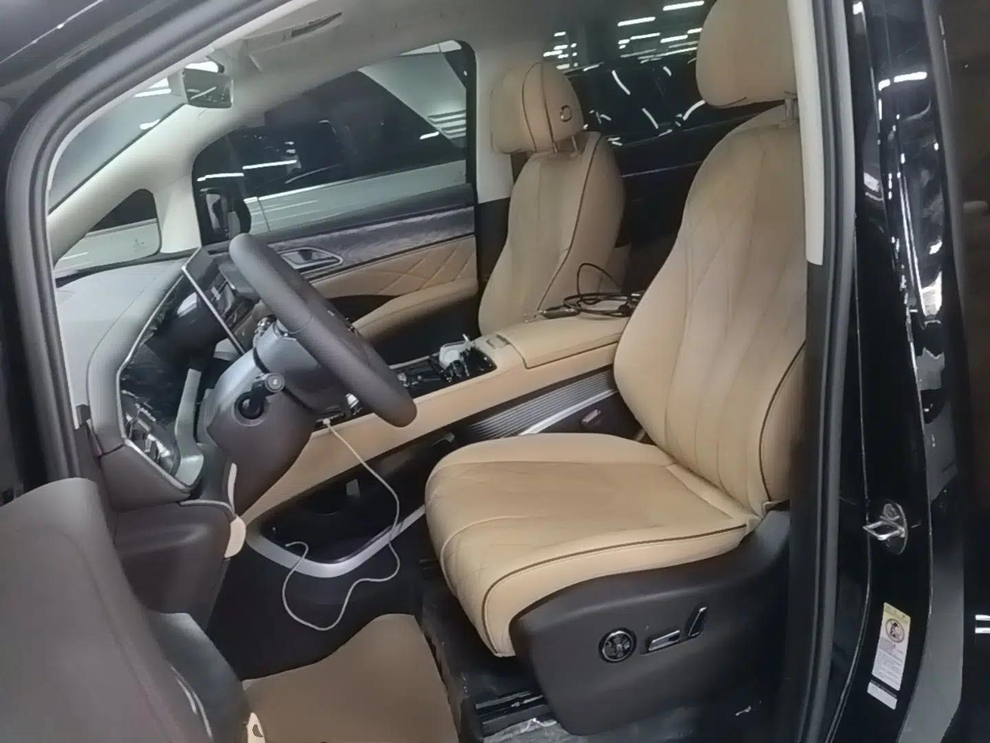 Denza D9 2024 DM-i 980 Four-Wheel Drive Prestige Model — миниатюра 17