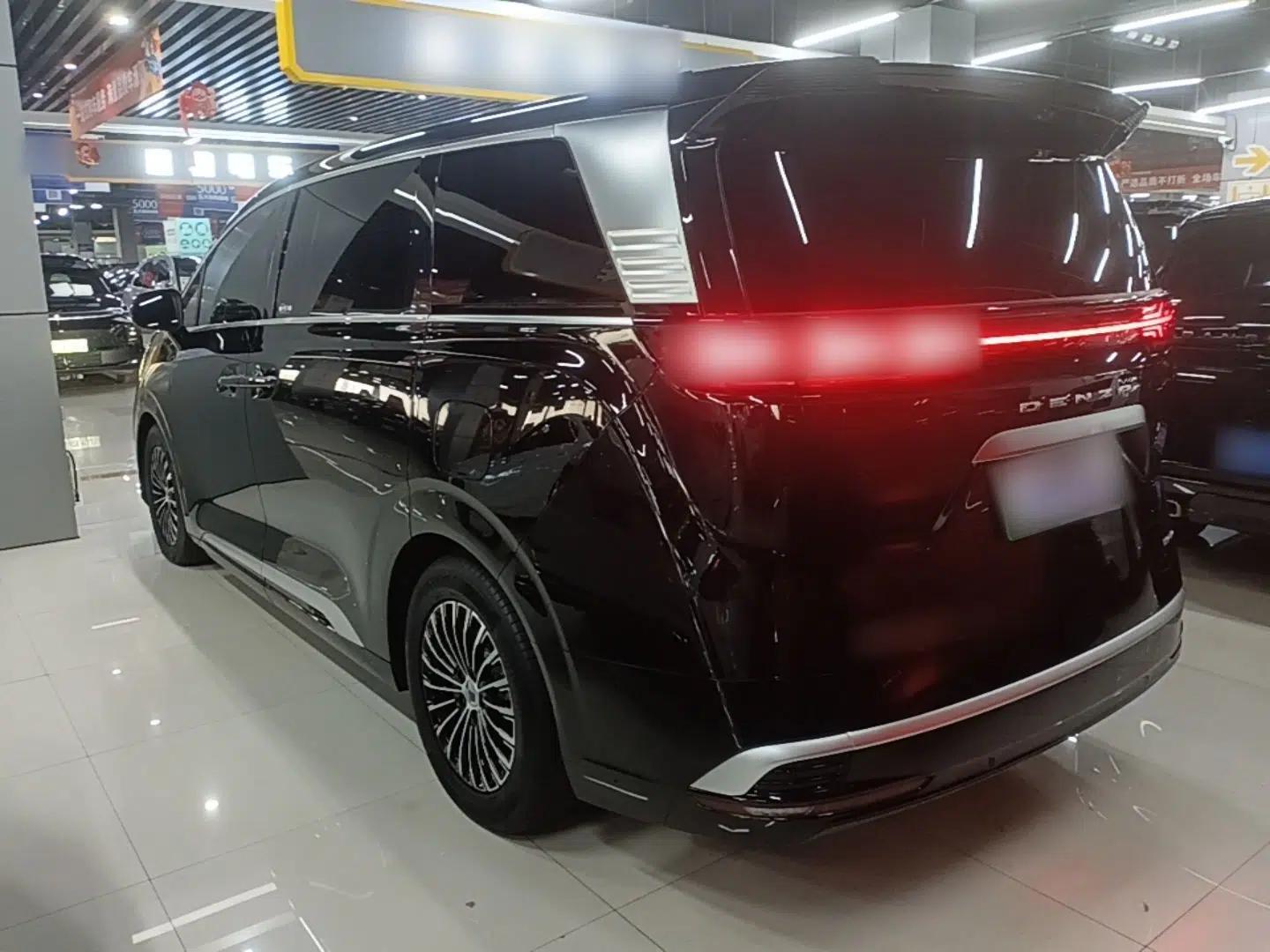 Denza D9 2024 DM-i 980 Four-Wheel Drive Prestige Model — миниатюра 4