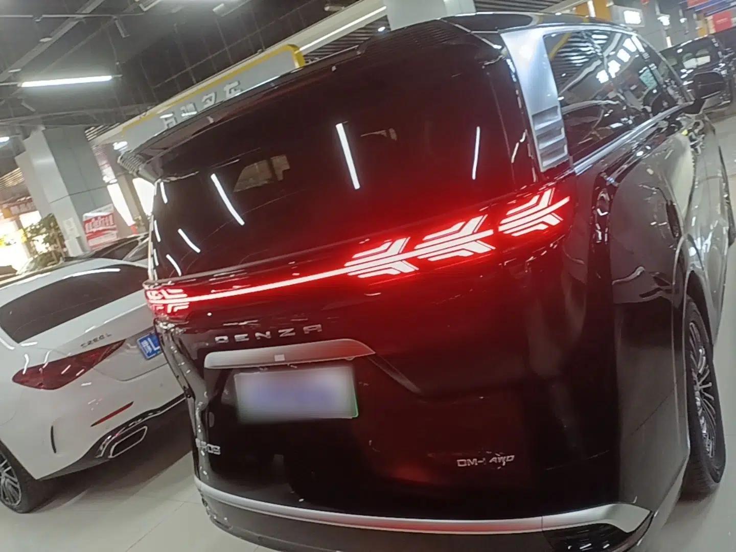 Denza D9 2024 DM-i 980 Four-Wheel Drive Prestige Model — миниатюра 5