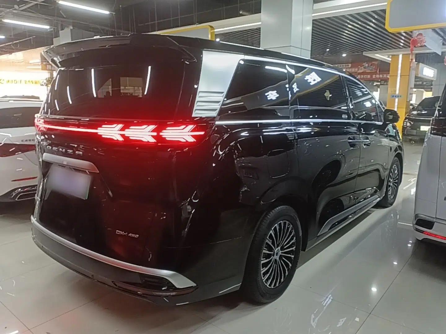 Denza D9 2024 DM-i 980 Four-Wheel Drive Prestige Model — миниатюра 6