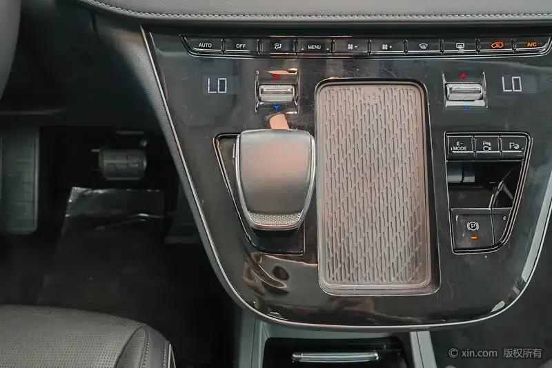 Hongqi HQ9 PHEV 2024 AWD Luxury Edition — миниатюра 14
