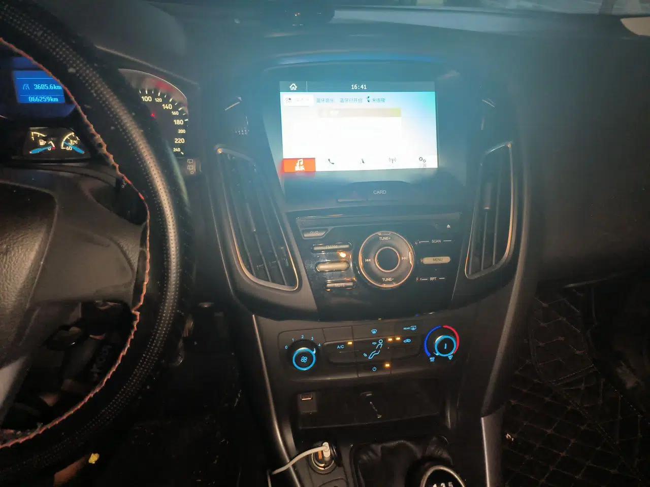 Ford Focus 2017 Hatchback 1.6L Manual Comfort Plus SmartDrive Edition — миниатюра 10