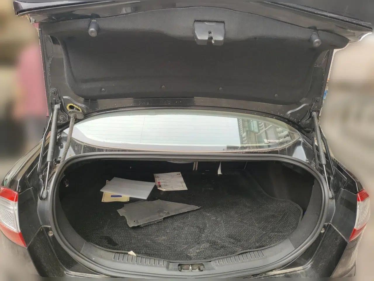 Ford Mondeo 2011 2.3L Fashion Edition — миниатюра 19