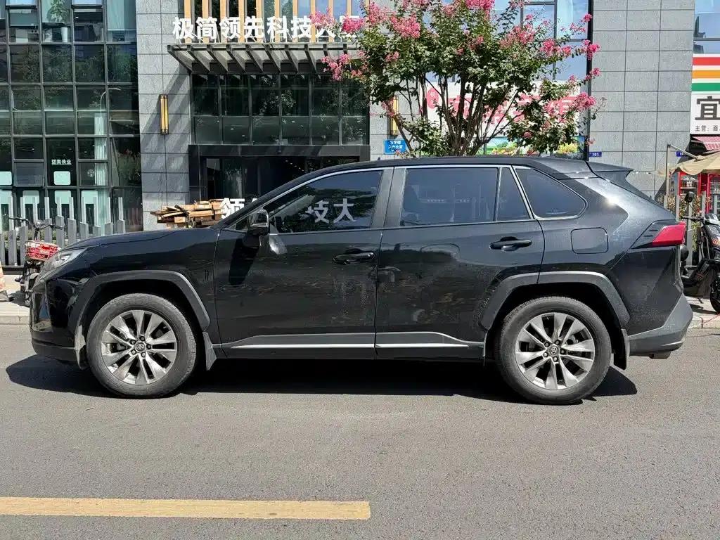 2022 Toyota RAV4 2.0L CVT 2WD Luxury Edition — миниатюра 3