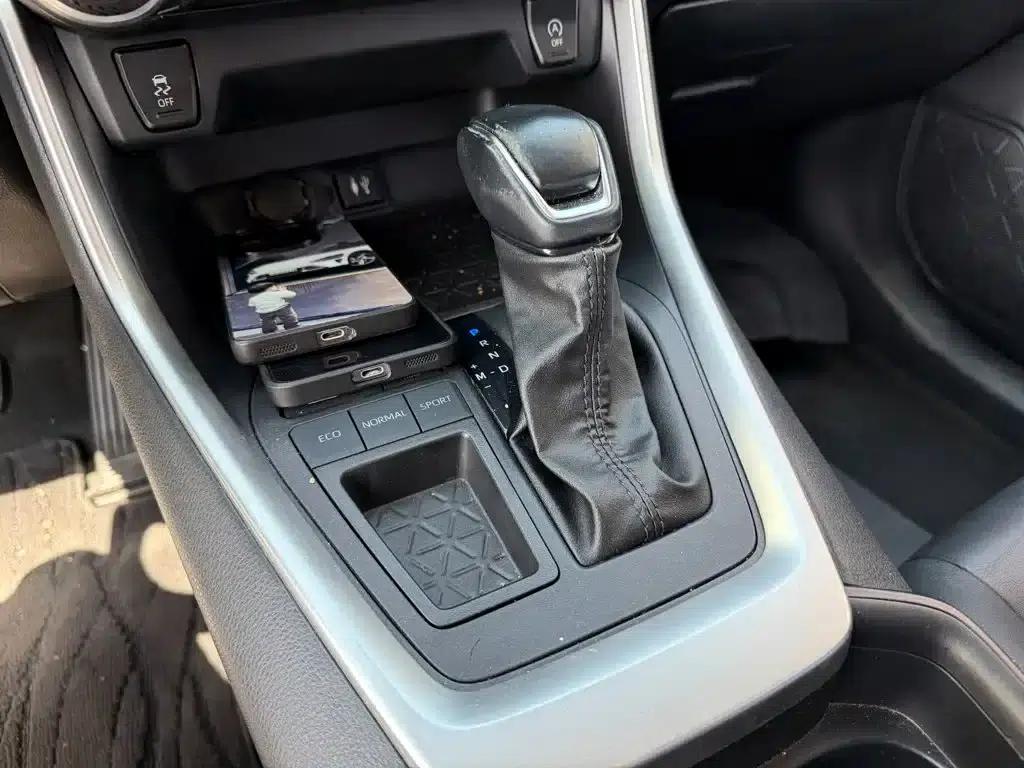 2022 Toyota RAV4 2.0L CVT 2WD Luxury Edition — миниатюра 9