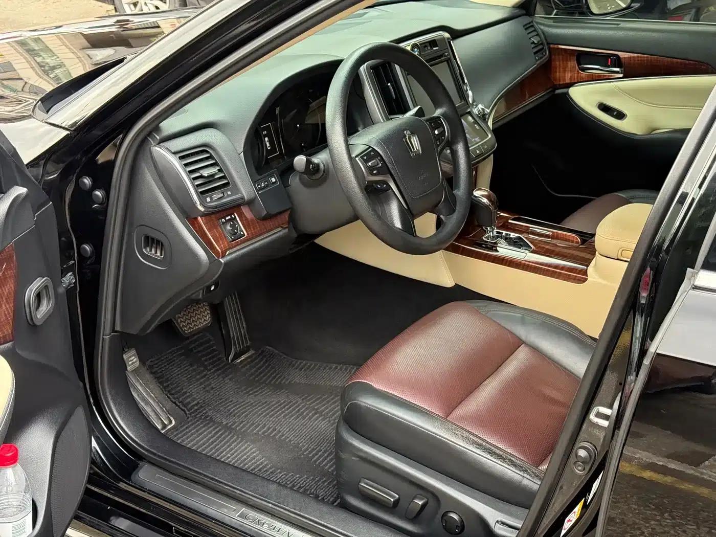 Crown 2015 2.5L Standard Edition — миниатюра 4