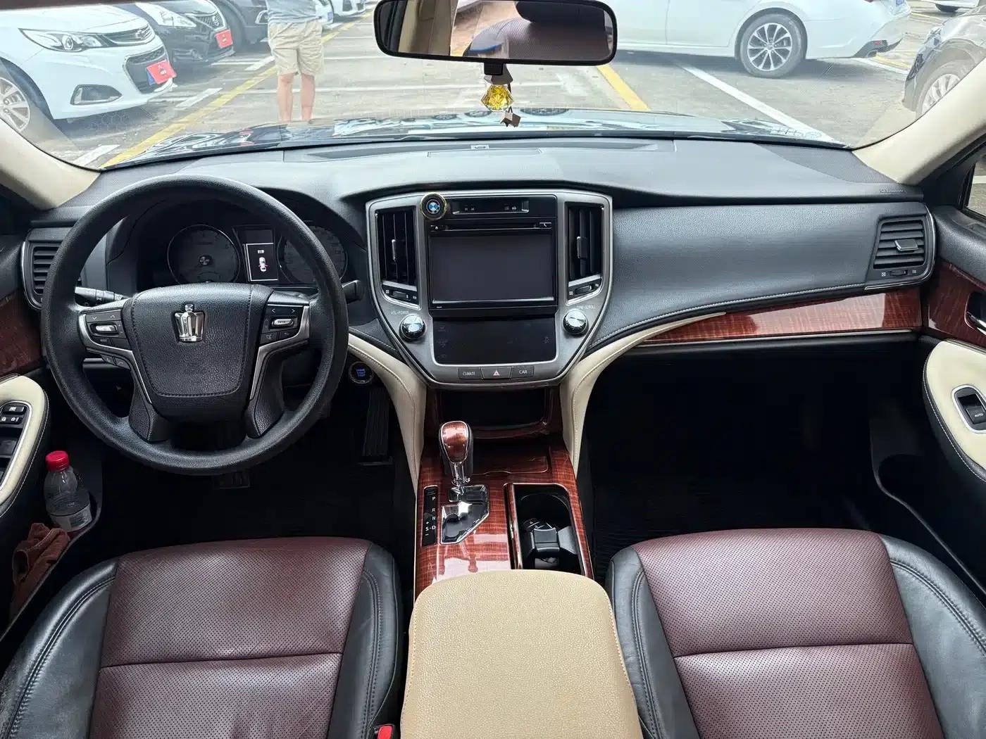 Crown 2015 2.5L Standard Edition — миниатюра 6