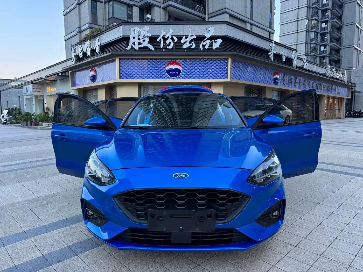 2020 Ford Focus Sedan EcoBoost 180 Automatic ST Line — миниатюра 3