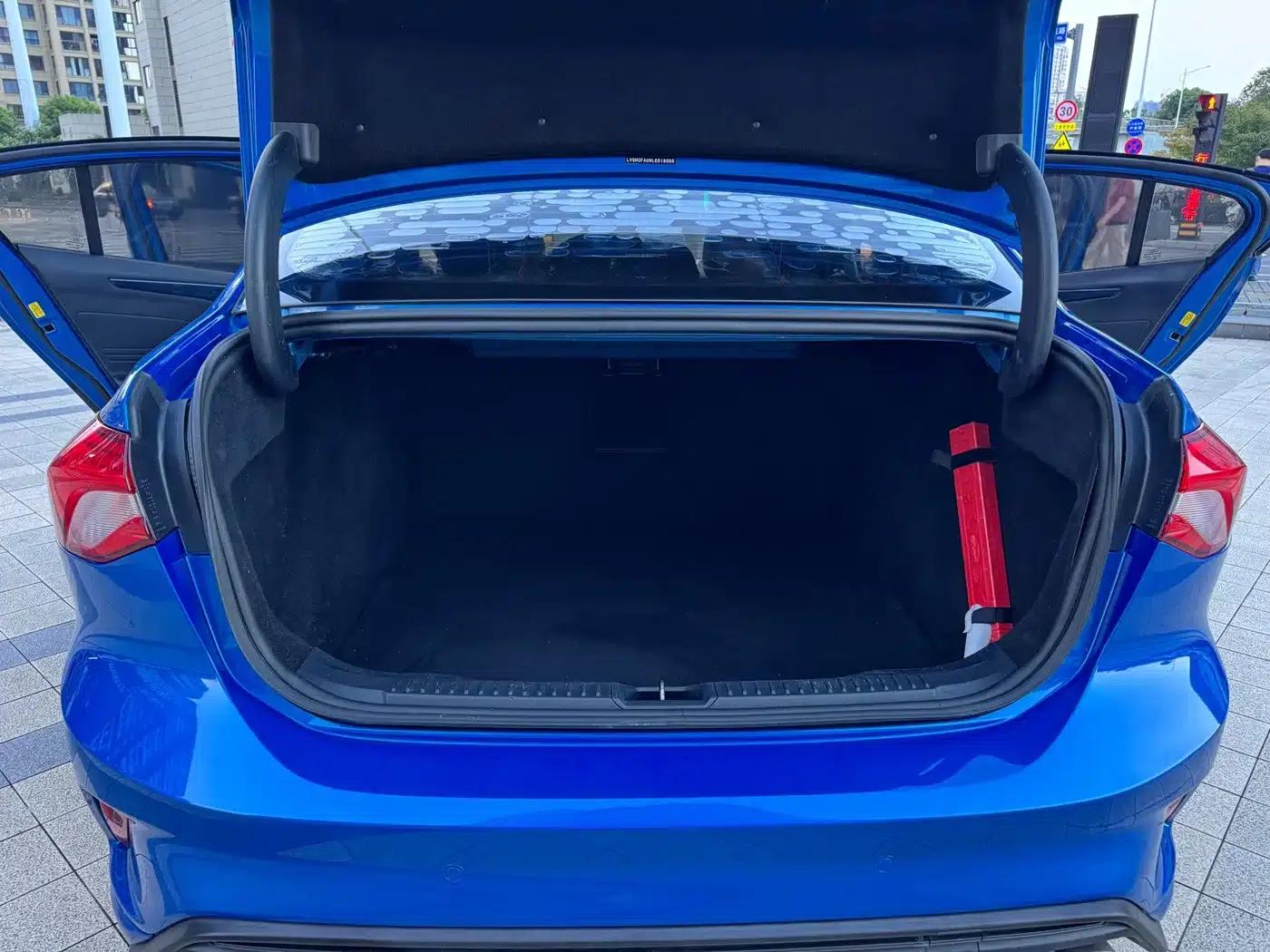 2020 Ford Focus Sedan EcoBoost 180 Automatic ST Line — миниатюра 21