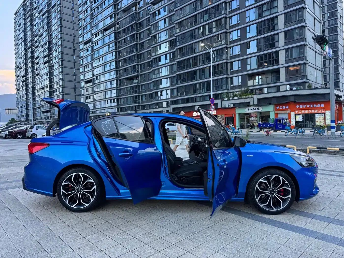 2020 Ford Focus Sedan EcoBoost 180 Automatic ST Line — миниатюра 24