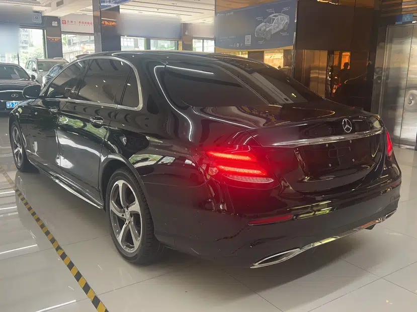 Mercedes-Benz E-Class 2017 E 300 L Sporty and Stylish Model — миниатюра 3