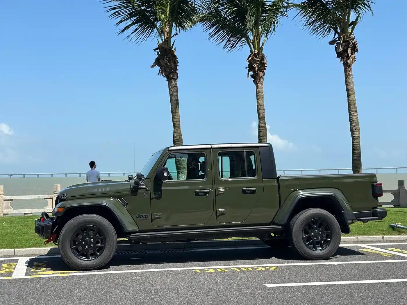 Gladiator 2023 3.6L Overland — миниатюра 11