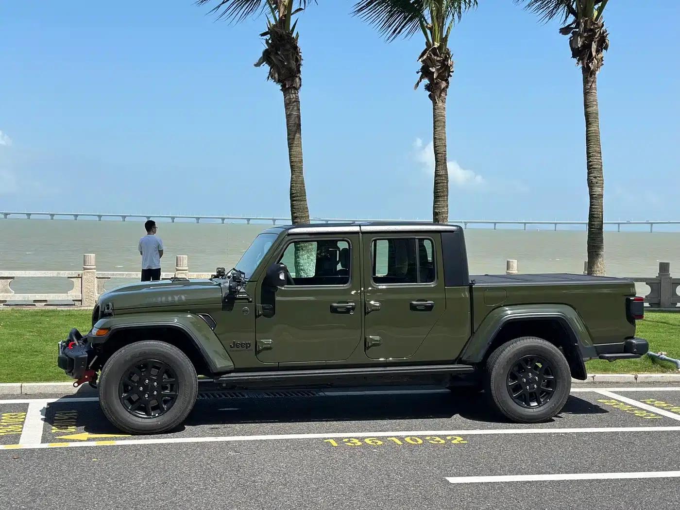 Gladiator 2023 3.6L Overland — миниатюра 12