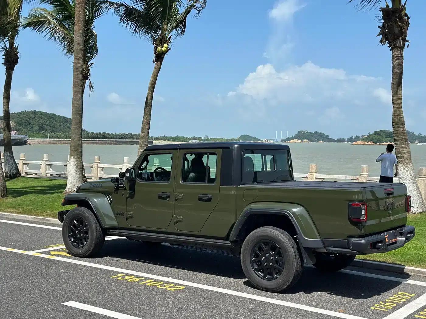 Gladiator 2023 3.6L Overland — миниатюра 13