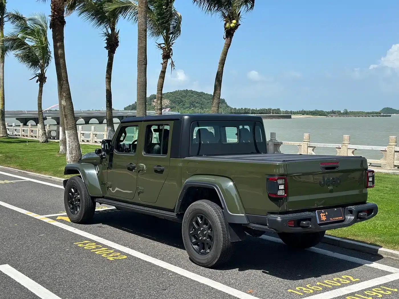Gladiator 2023 3.6L Overland — миниатюра 14