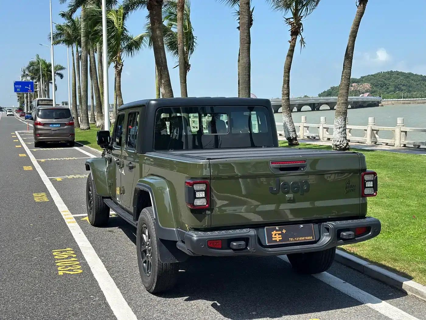 Gladiator 2023 3.6L Overland — миниатюра 15