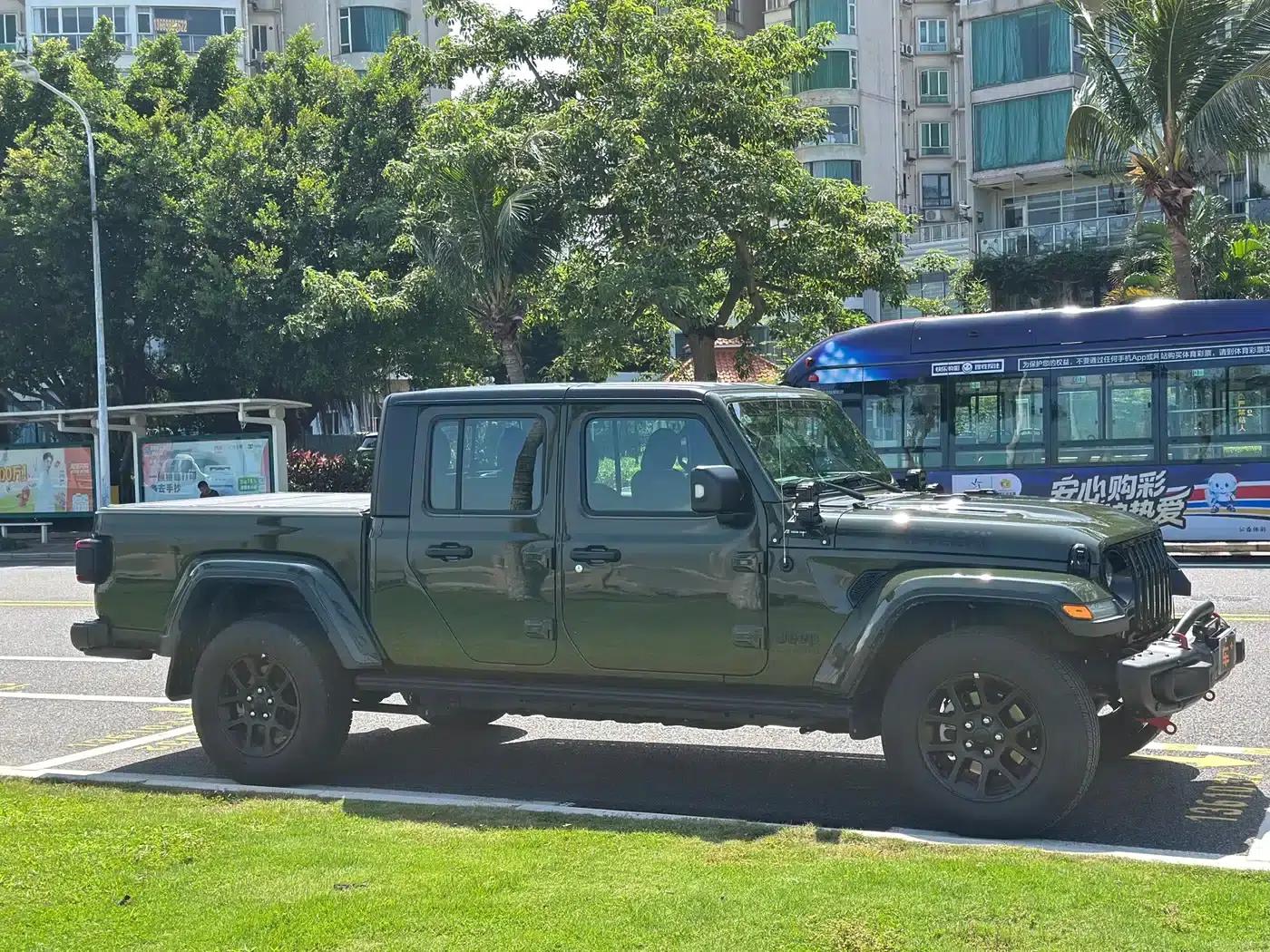 Gladiator 2023 3.6L Overland — миниатюра 7