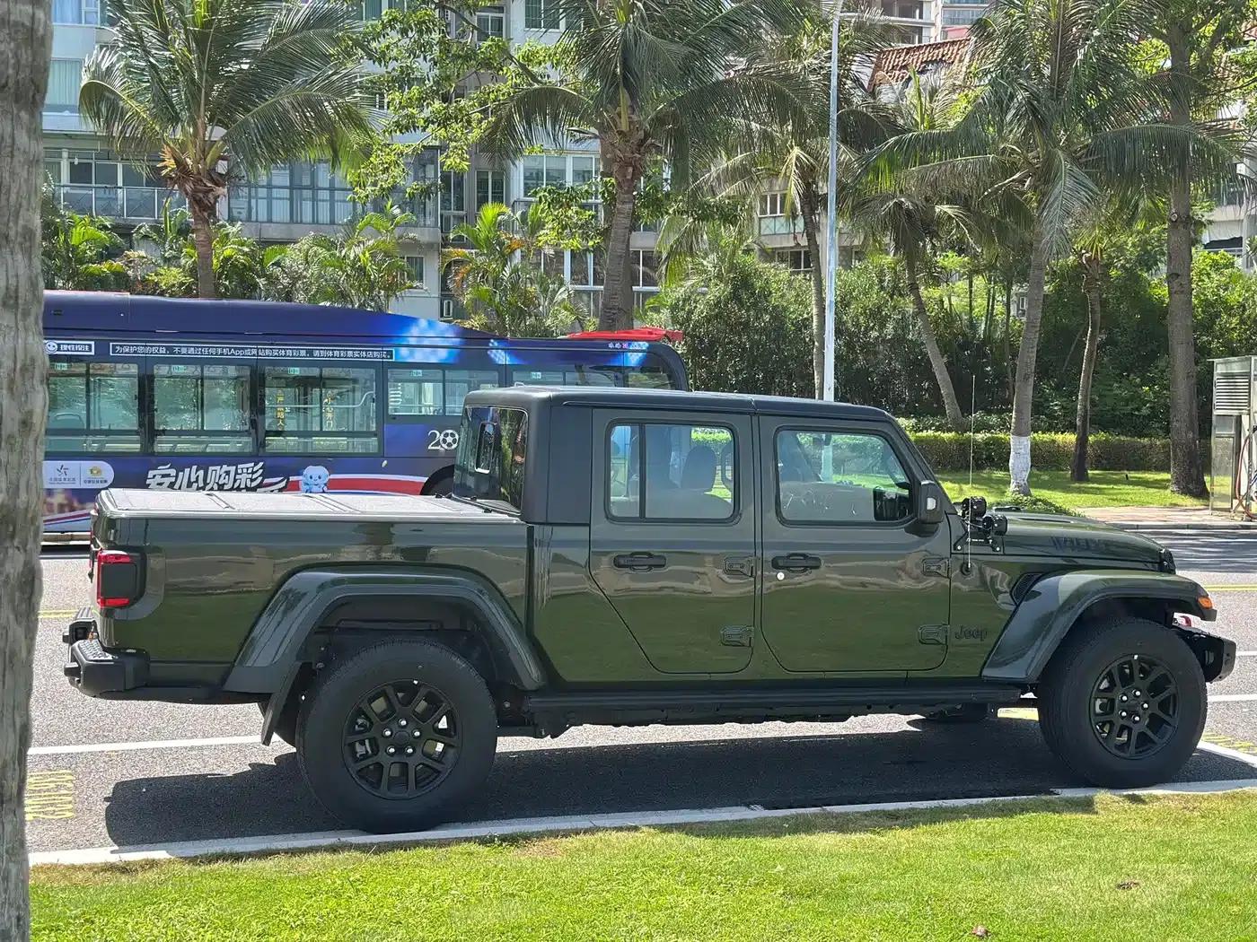 Gladiator 2023 3.6L Overland — миниатюра 8