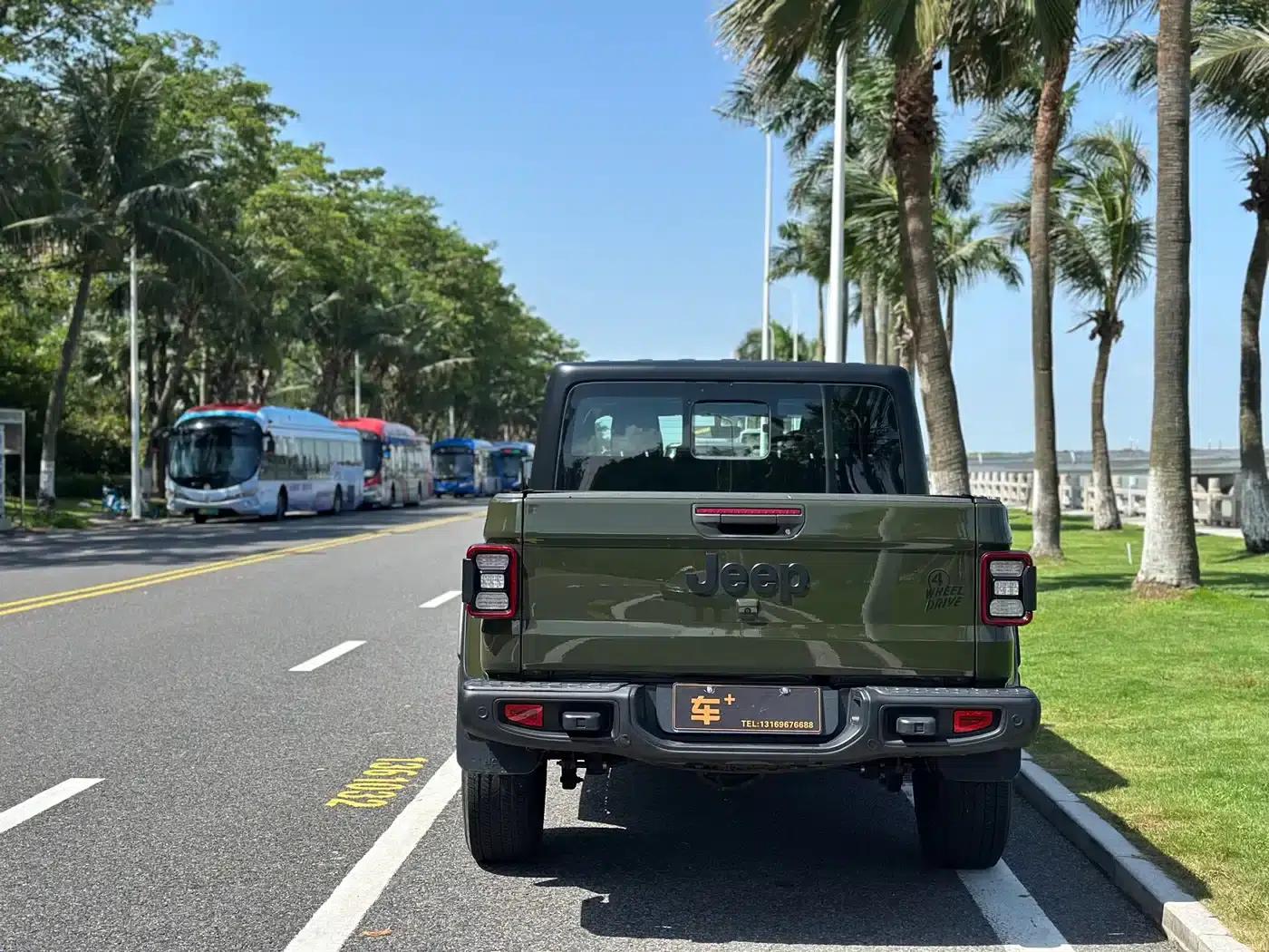 Gladiator 2023 3.6L Overland — миниатюра 10