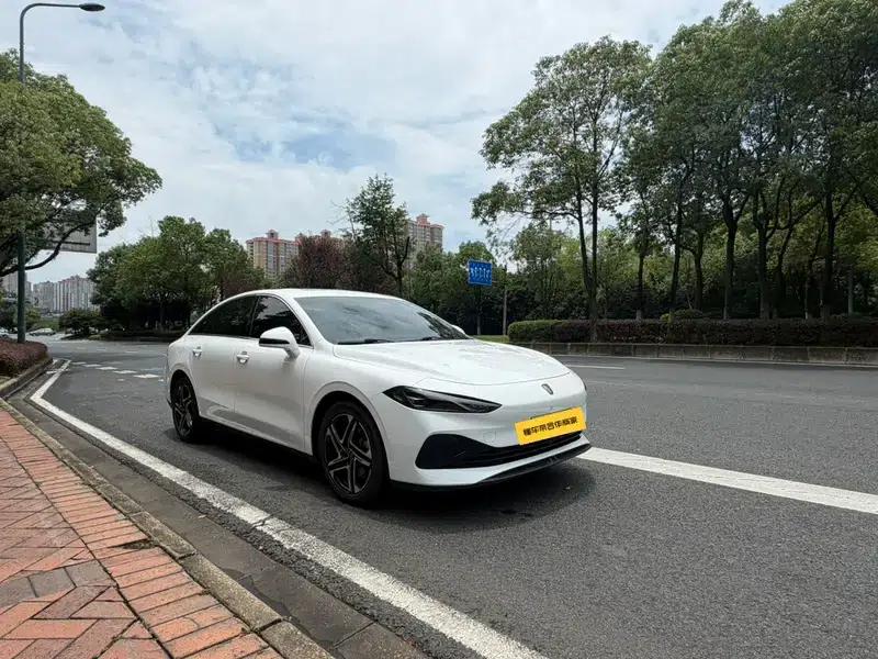 Roewe D7 DMH 2025 125 World Champion Edition — миниатюра 3