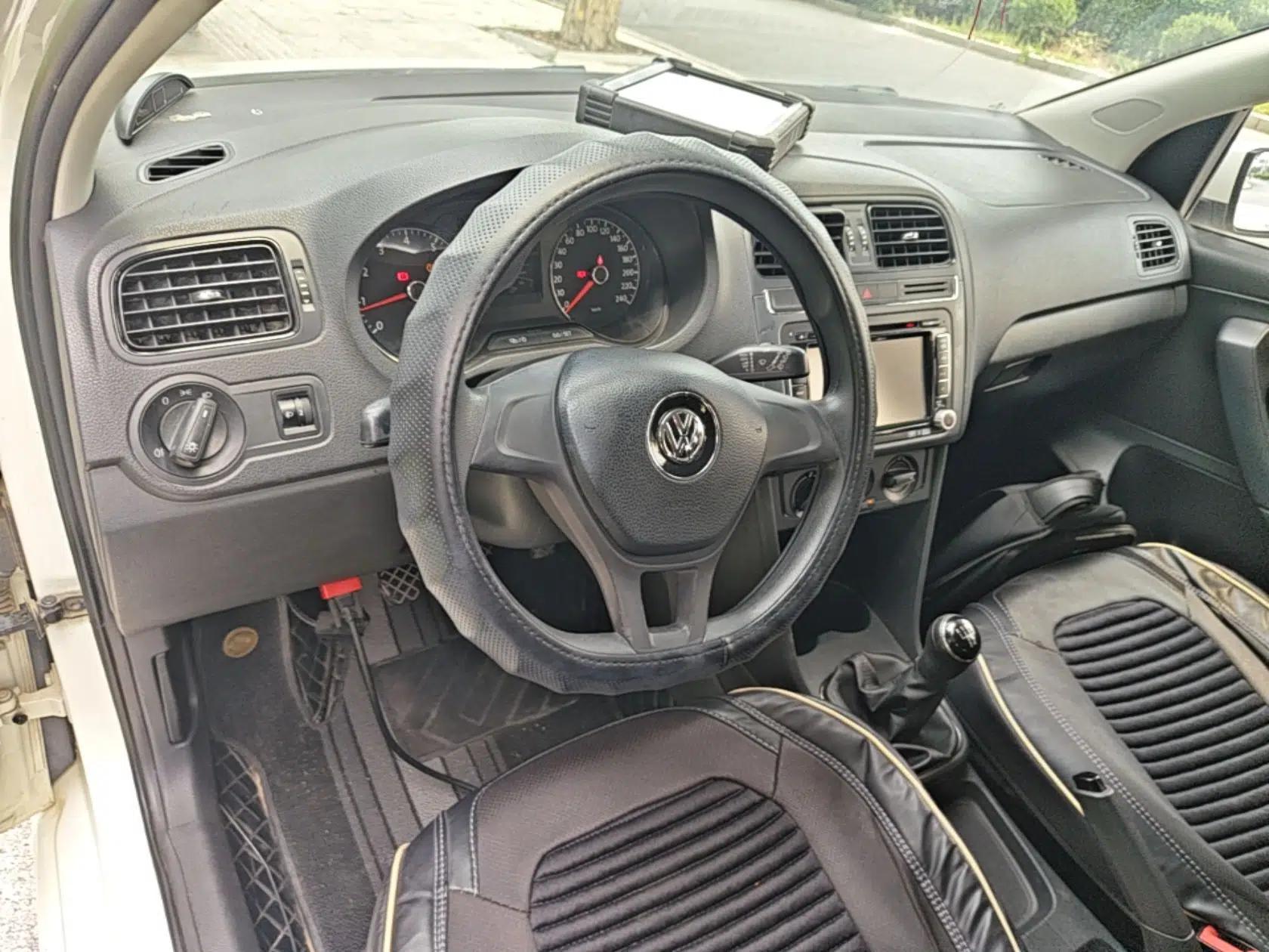 Volkswagen Polo 2014 1.4L Manual Fashion Edition — миниатюра 12