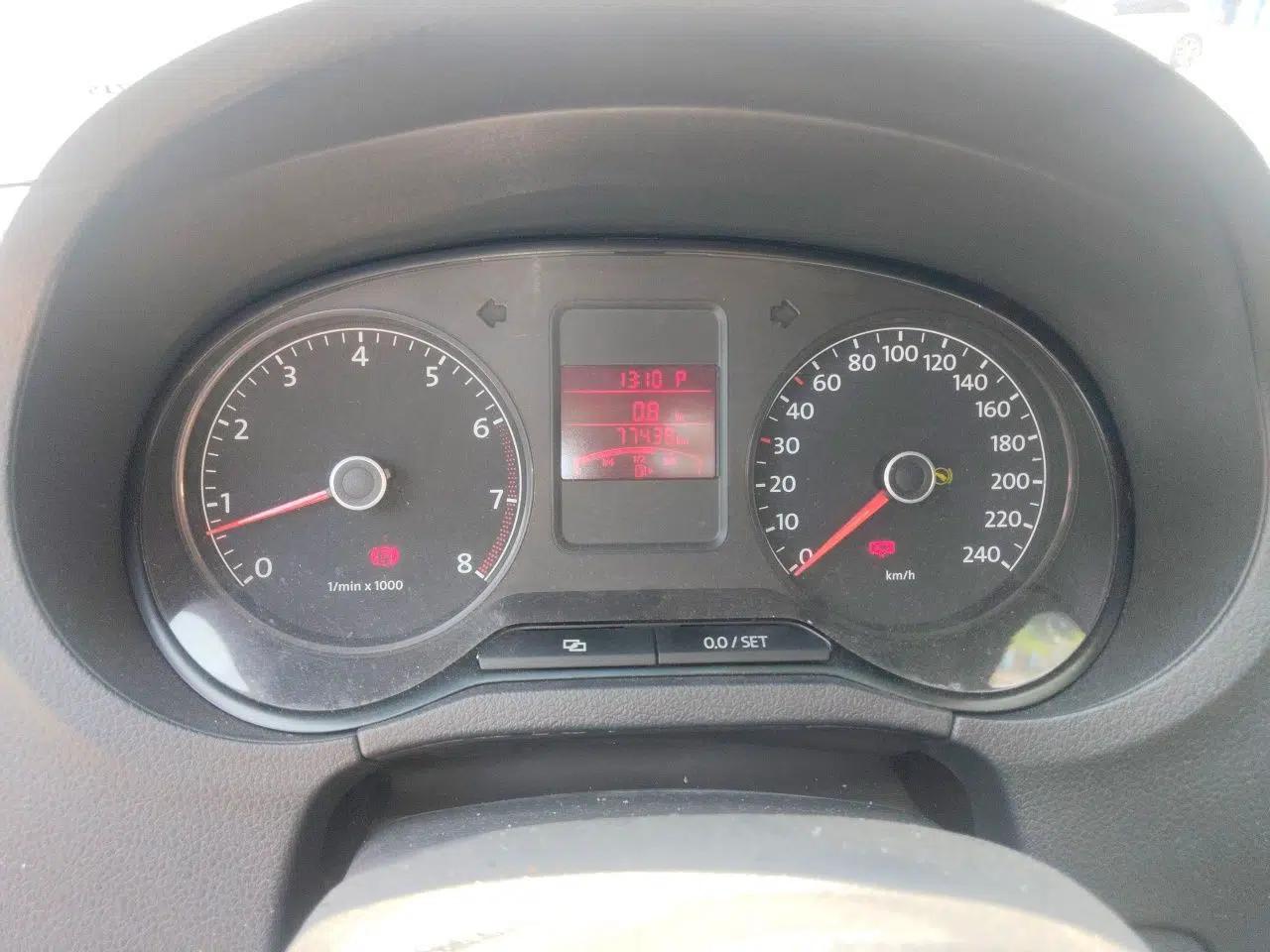 Volkswagen Polo 2011 1.6L Automatic ZhiKu Edition — миниатюра 11