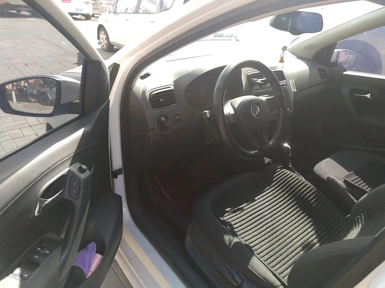Volkswagen Polo 2016 1.4L Automatic Trendy Model — миниатюра 16
