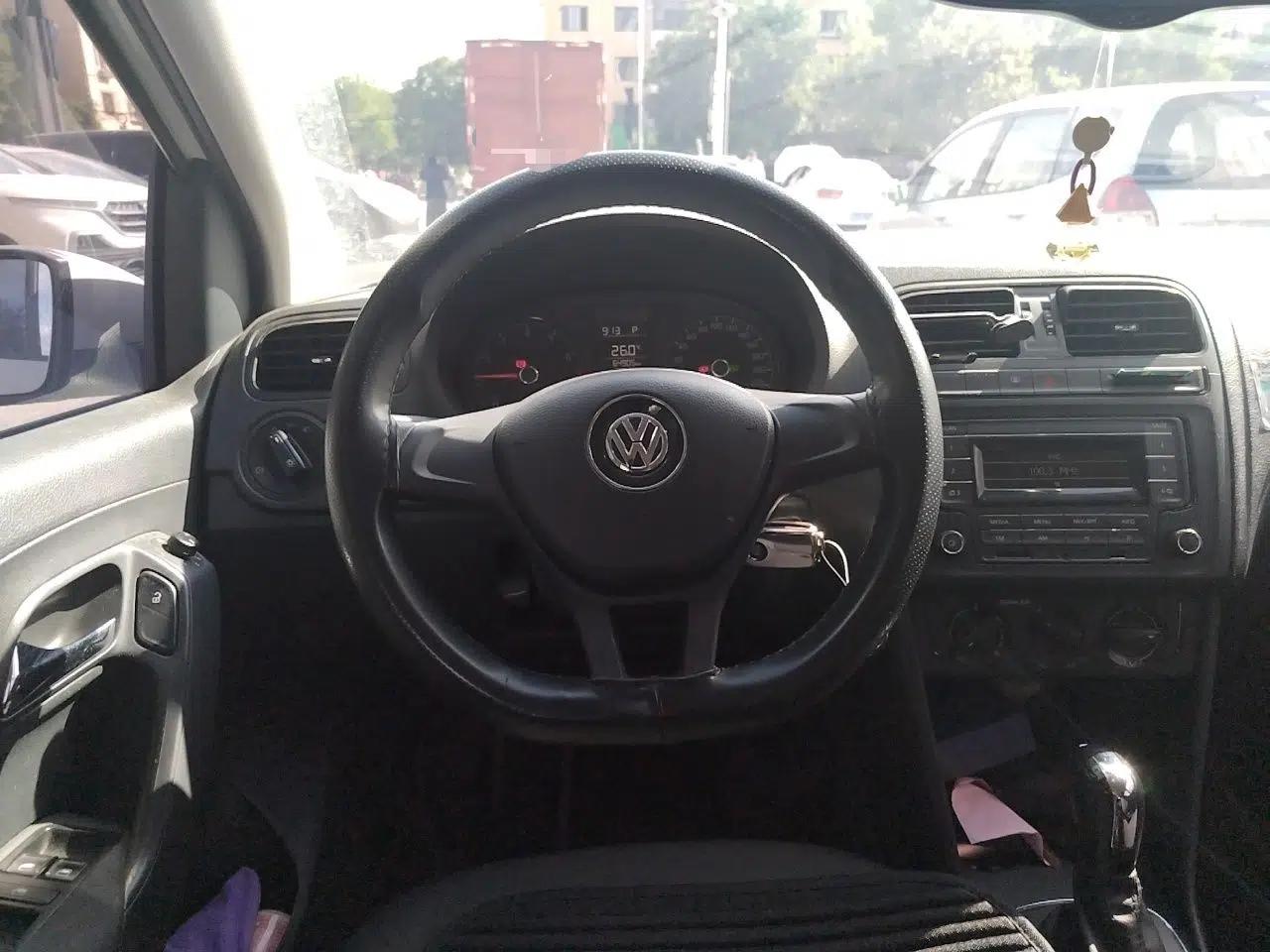 Volkswagen Polo 2016 1.4L Automatic Trendy Model — миниатюра 10