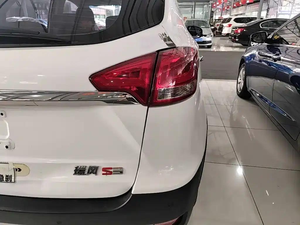 Refine S3 2017 1.5L Manual Deluxe Smart Edition — миниатюра 8