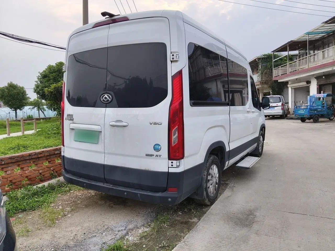 SAIC MAXUS Xintu V90 2022 2.0T Automatic ZhiDa Rear-Drive Long Wheelbase High-Roof Design with Single Rear Tire 9-Seater — миниатюра 6