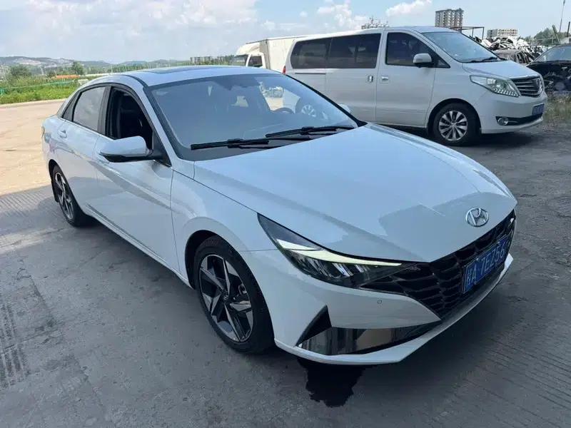 Hyundai Elantra 2021 1.5L CVT LUX Premium Edition — миниатюра 3