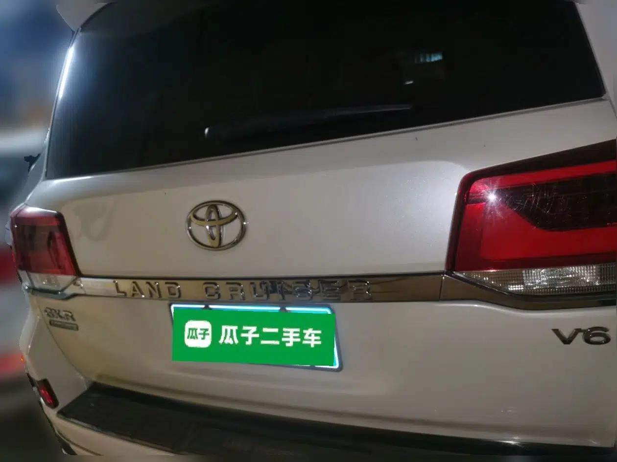 Toyota Land Cruiser 4.0L Automatic 7-Seater Parallel Import — миниатюра 5