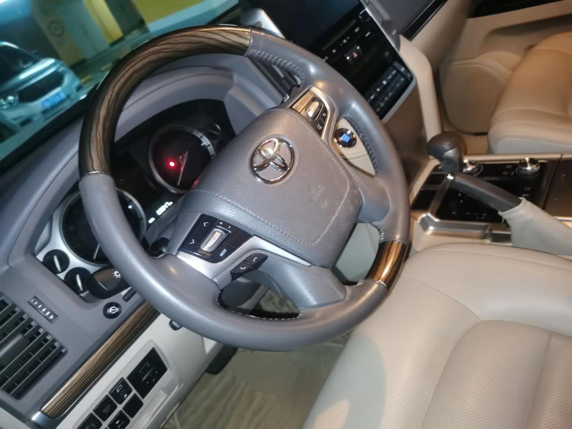Toyota Land Cruiser 4.0L Automatic 7-Seater Parallel Import — миниатюра 10