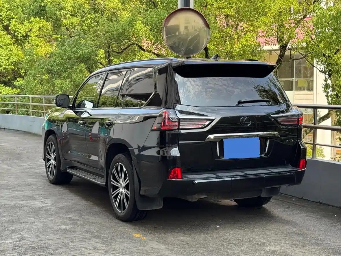 2017 Lexus LX 570 Dynamic Luxury Edition — миниатюра 3