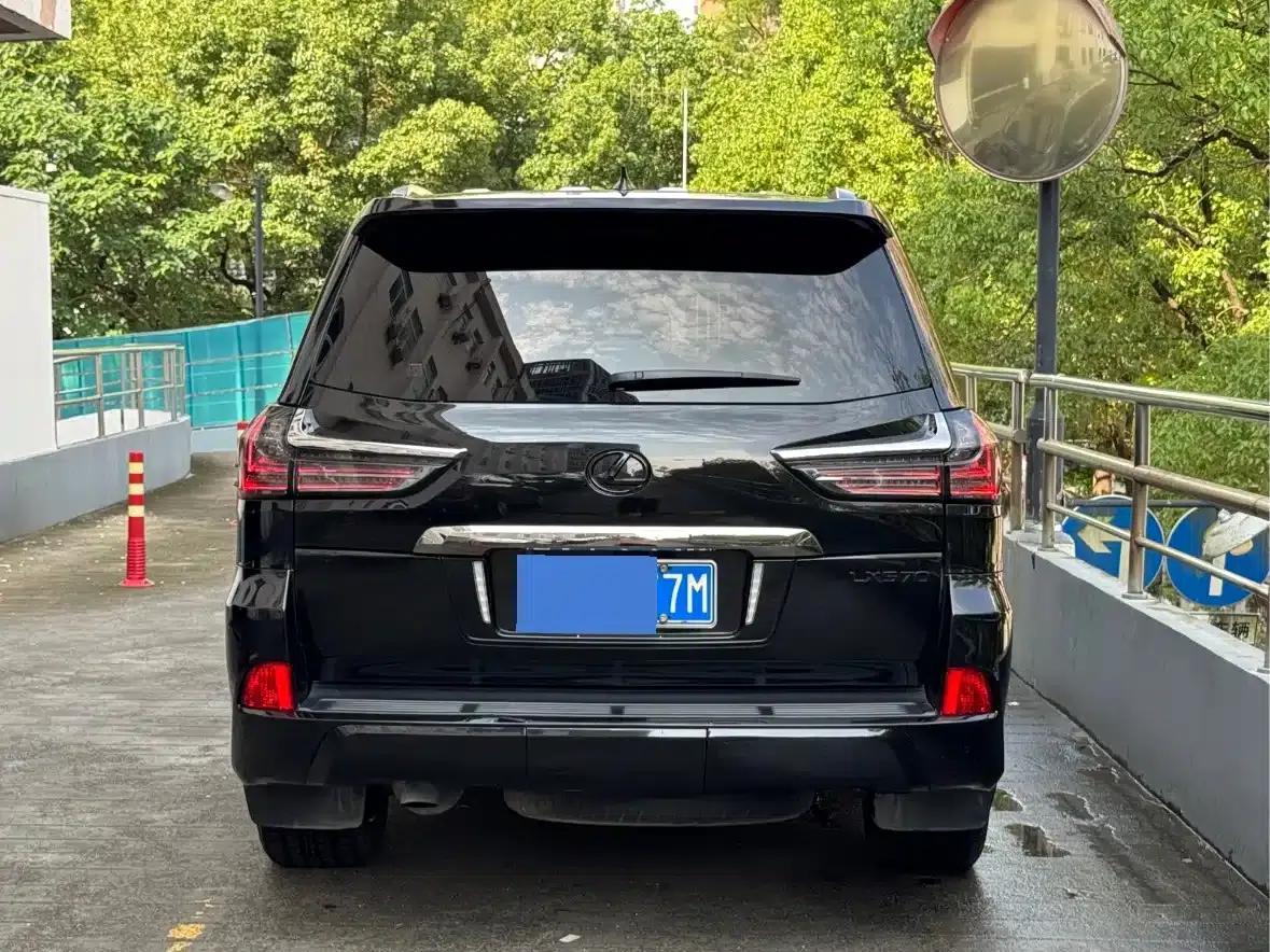 2017 Lexus LX 570 Dynamic Luxury Edition — миниатюра 4
