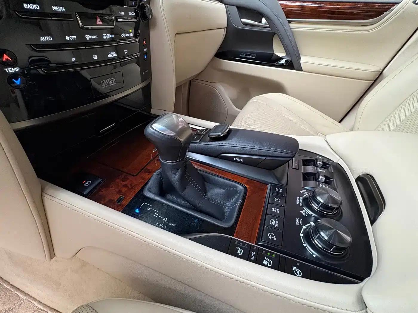 2016 Lexus LX 570 Premium Luxury Edition — миниатюра 16