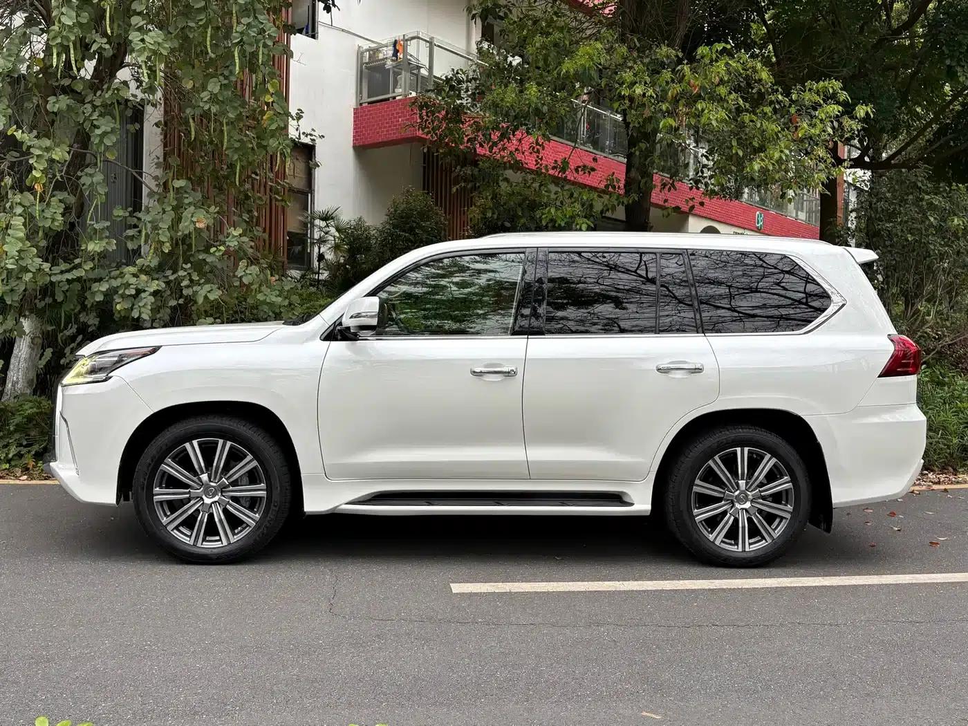 2016 Lexus LX 570 Premium Luxury Edition — миниатюра 3