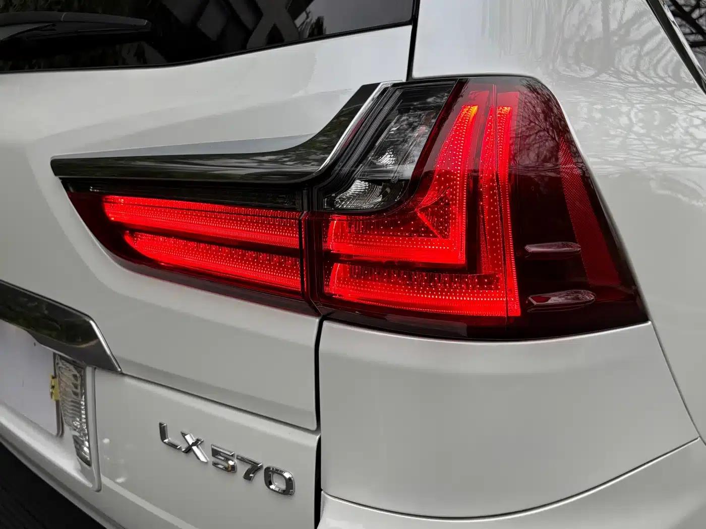 2016 Lexus LX 570 Premium Luxury Edition — миниатюра 25