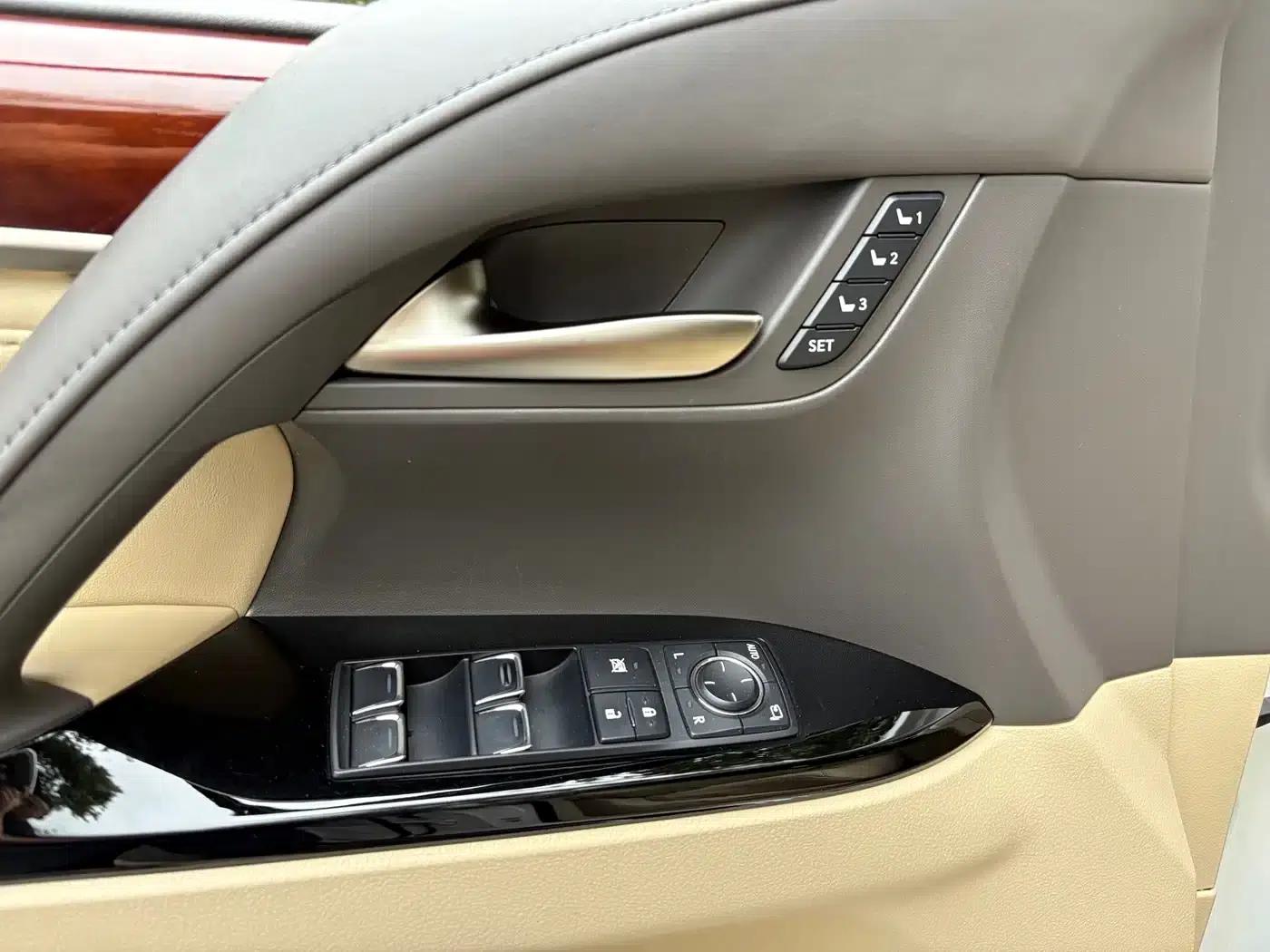 2016 Lexus LX 570 Premium Luxury Edition — миниатюра 6